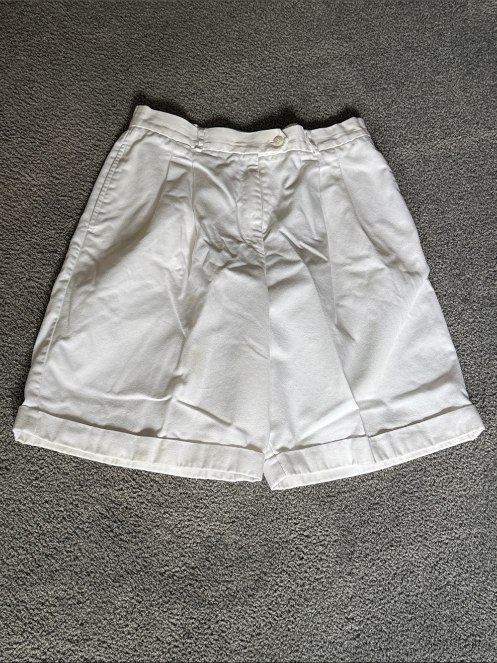 David Brooks White High-Waist Pleated Women’s Shorts w/Cuffs & Pockets. Size 14.